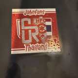 Ci incamminiamo ora verso corso Cavour dove, dietro un cartello stradale, si trova lo sticker pi� curioso di tutti.  Appartiene a una frangia di tifosi thailandesi di un club quasi sconosciuto: lo Jahn Regensburg di Ratisbona, cittadina tedesca della Baviera che gioca nella serie B locale